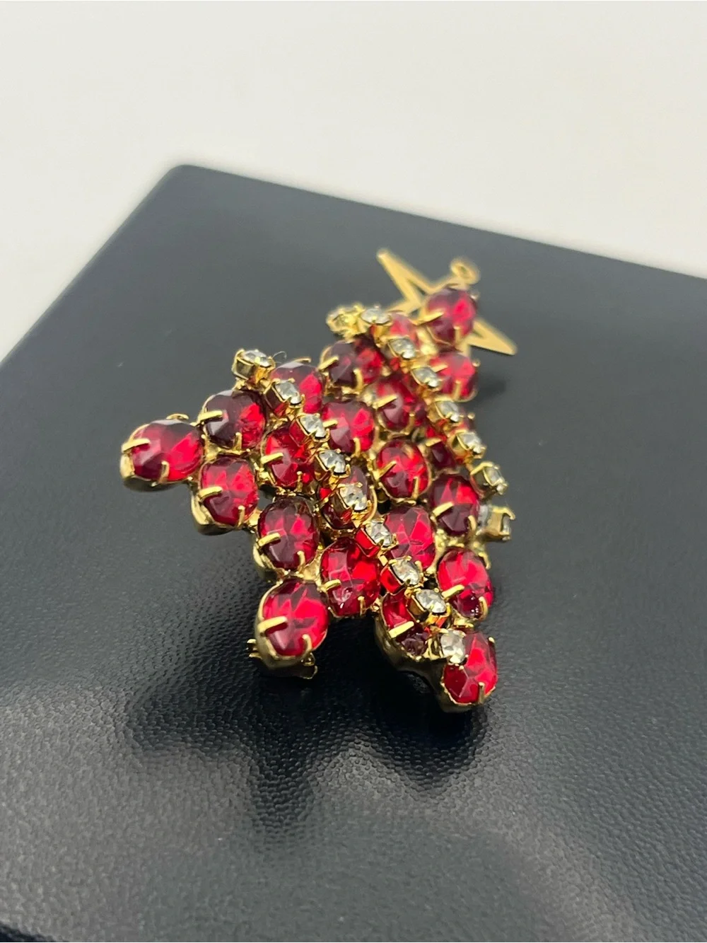 Christmas tree holiday red marquis shaped rhinestone gold tone brooch pin star